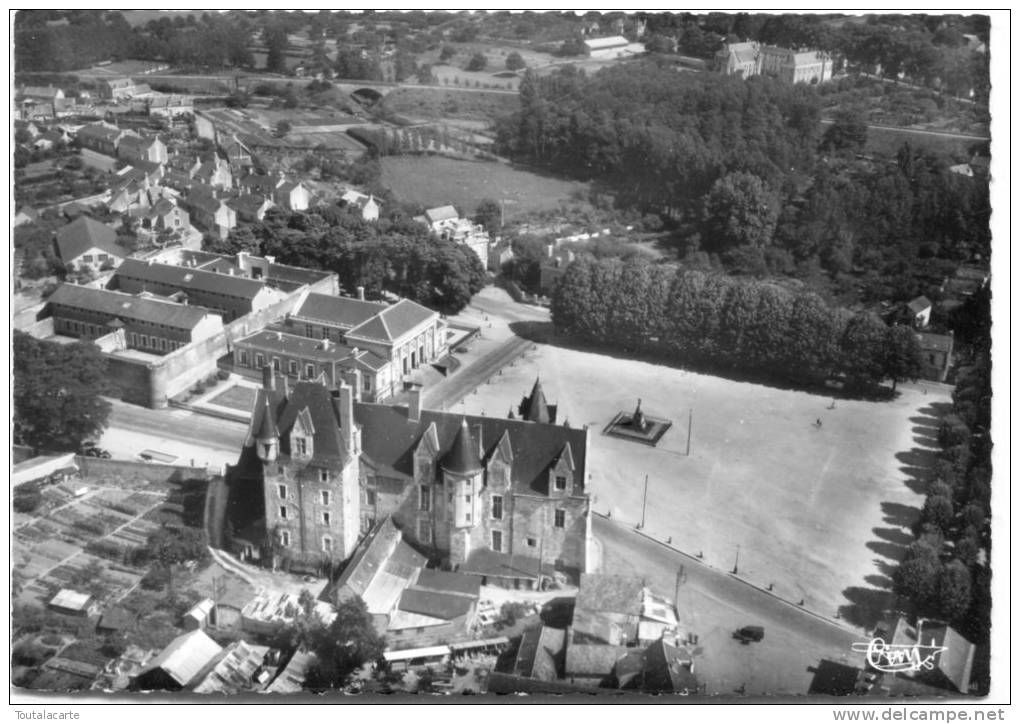 CPSM 49 BAUGE VUE AERIENNE PLACE DU MAIL CHATEAU DU ROI RENE ET PALAIS DE JUSTICE - Autres & Non Classés