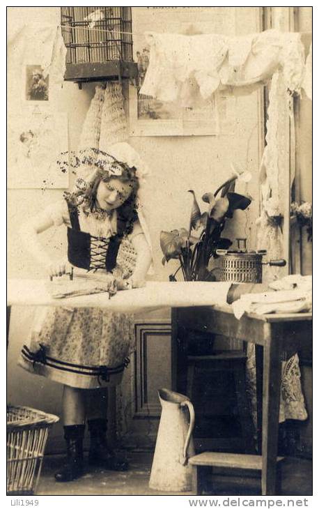 CPA 1900 ARTISANAT LAVERIE REPASSAGE FILLETTE AU TRAVAIL KIND BAMBINI PRETTY LITTLE GIRL HAT - Other & Unclassified