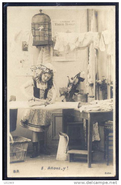 CPA 1900 ARTISANAT LAVERIE REPASSAGE FILLETTE AU TRAVAIL KIND BAMBINI PRETTY LITTLE GIRL HAT - Other & Unclassified