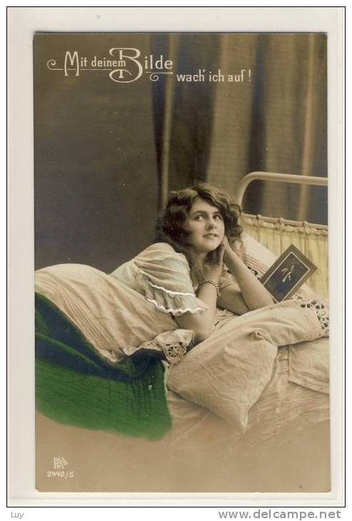 FEMME, FRAU, WOMAN -  Photo CP, Original Coloriert,  Mit Bild Im Bett; KGH Serie 2442/5 - Mujeres