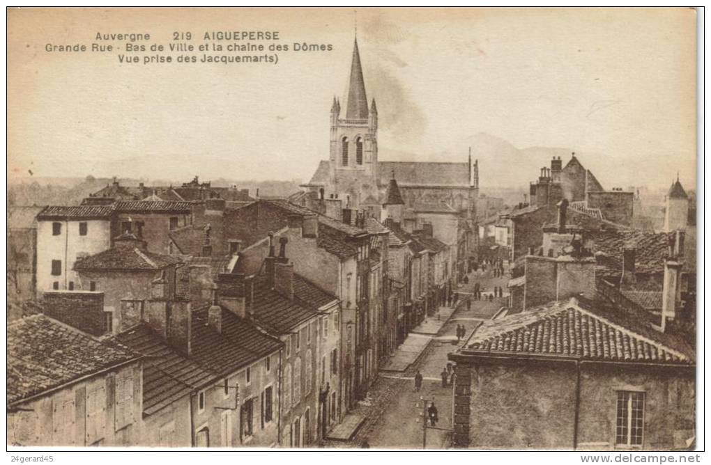 CPSM AIGUEPERSE (Puy De Dome) - Grande Rue Vue Prise Des Jacquemarts - Aigueperse