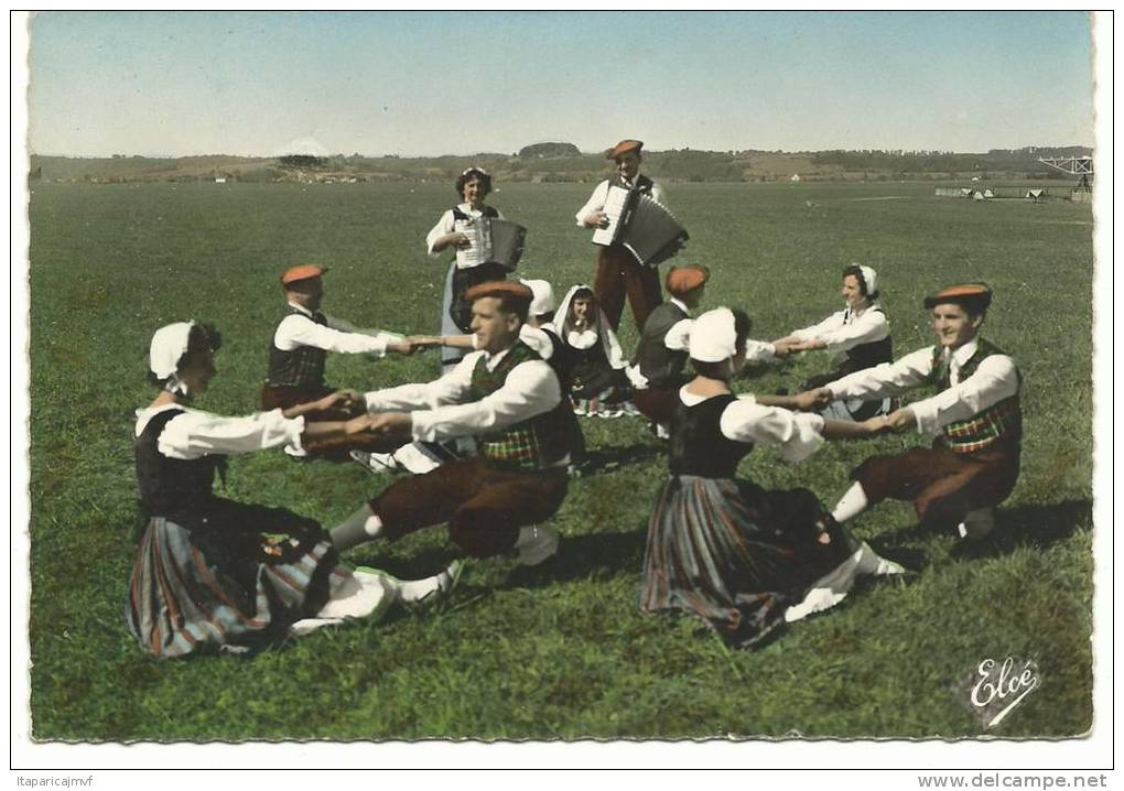 Pyrénees Atlantique  :  Le  Folklore  , Groupe   " Les  Troubadours  Montagnards "  La Robe Du  Chat - Bearn