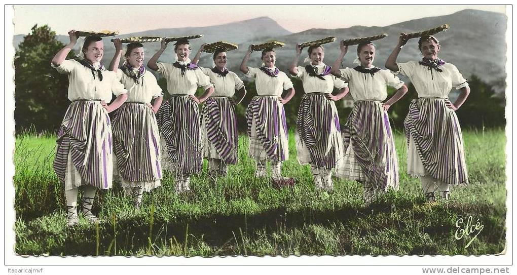 Pyrénees Atlantique  :  Le  Folklore  , Groupe   " Basques  Par  BEGIRALEAK D  St  Jean De Luz  Danseuse De Poisson - Bearn