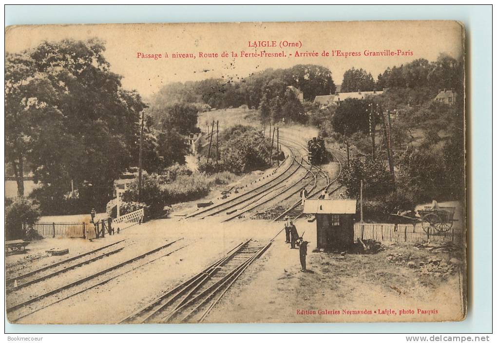 61  L'AIGLE  PASSAGE  A NIVEAU  ROUTE DE LA  FERTEE FRESNEL  ARRIVEE DE L'EXPRESS GRANVILLE  PARIS  ANIMEE   VOYAGEE - L'Aigle