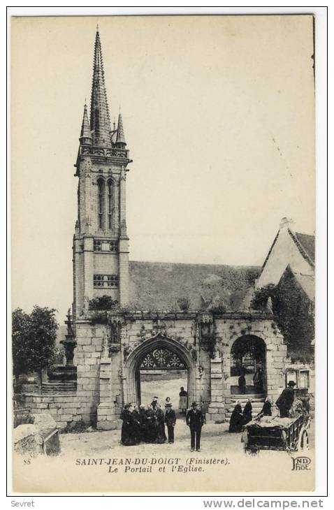 SAINTJEAN DU DOIGT. - Le Portail Et L'Eglise - Saint-Jean-du-Doigt