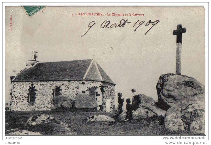 50 ILE CHAUSEY LA CHAPELLE ET LE CALVAIRE AVEC DES ENFANTS.CPA BON ETAT - Autres & Non Classés