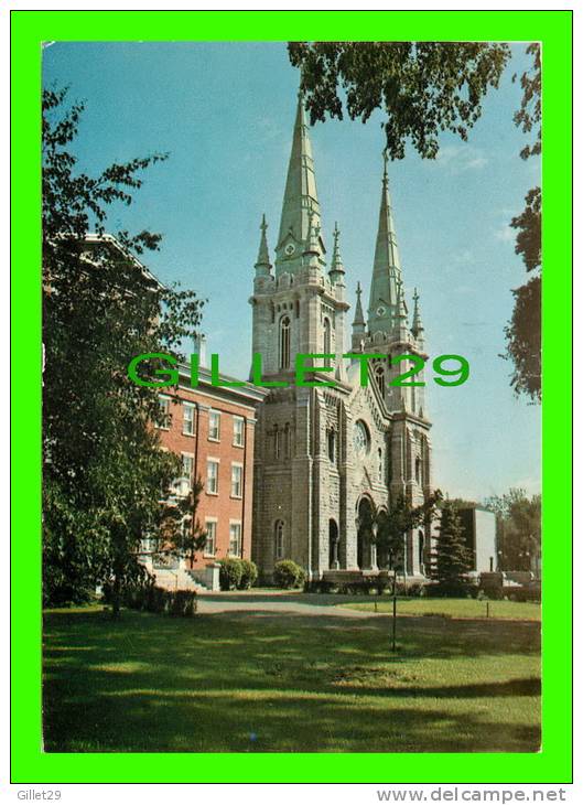 SAINT-HYACINTHE, QUÉBEC - LA CATHÉDRALE ET UNE PARTIE DE L'ÉVÊCHÉ - CIRCULÉE EN 1988 - IMPRIMERIE LE COURRIER - - St. Hyacinthe