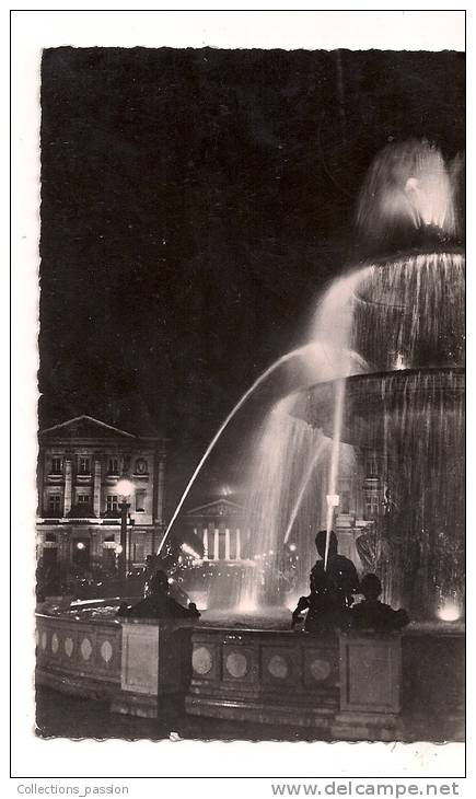 CP, 75, Paris La Nuit, Place De La Concorde, Au Fond L'Eglise De La Madeleine, 1953, Voyagée - París La Noche