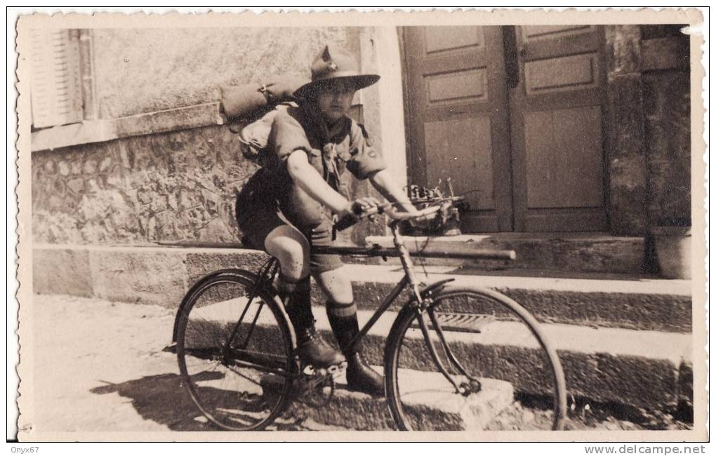 Carte Photo D'un SCOUT En  Bicyclette - SPORT - PHOTO - SCOUTISME - - Movimiento Scout