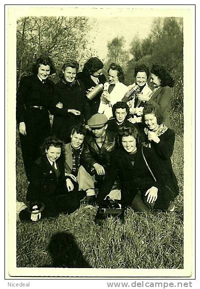 Photo Amateur Groupe 11 Jeunes Filles Femmes 1944 Libération Guerre WWII Campagne Pique-nique Café Thermos Tirage Leonar - Anonyme Personen