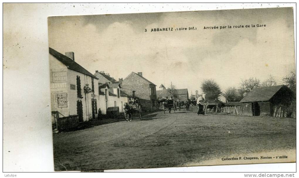 Abbaretz   44   Arrivée Par La Route De La Gare Tres Animée Et Attelages Charettes - Other & Unclassified