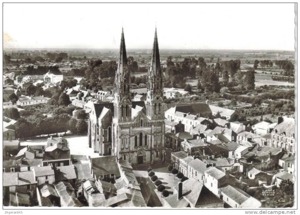 CPSM MACHECOUL (Loire Atlantique) - En Avion Au-dessus De....L'église Et Le Bourg - Machecoul