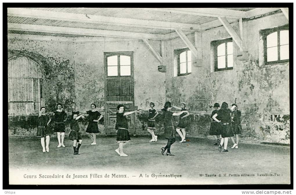 CPA.. Cours Secondaire De Jeunes Filles De Meaux.  A La Gymnastique. - Meaux