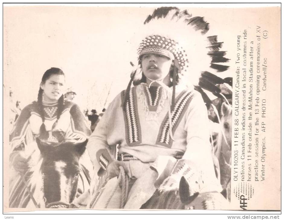 INDIENS EN COSTUMES LOCAL LORS DES JEUX OLYMPIQUES DE CALGARY 11 FEVRIER 1988 - Collections