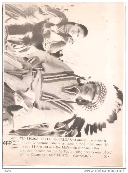 INDIENS EN COSTUMES LOCAL LORS DES JEUX OLYMPIQUES DE CALGARY 11 FEVRIER 1988 - Collections