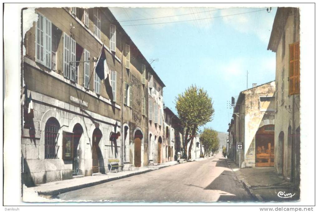 83 // LA ROQUEBRUSSANNE  Rue Du Portail   CPSM  Edit Combier / GENDARMERIE NATIONALE A GAUCHE - La Roquebrussanne