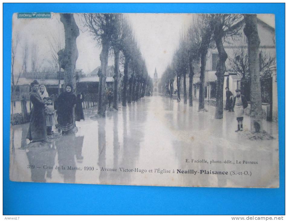 93 , NEUILLY PLAISANCE 93: INNONDATIONS JANVIER 1910:Av.VICTOR HUGO Et L'EGLISE,animée Carte En Trés Bon état - Inondations