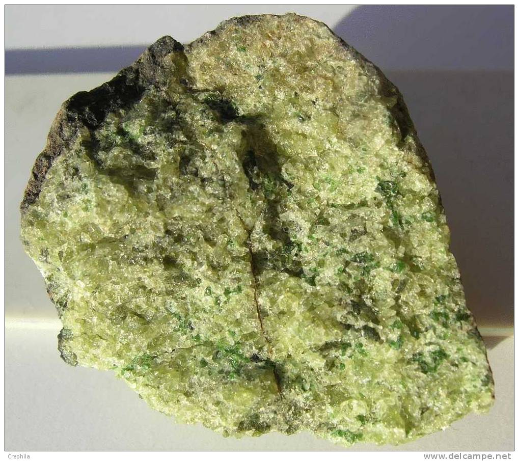 OLIVINE - Daun - Eifel - Allemagne --  T - Minerali