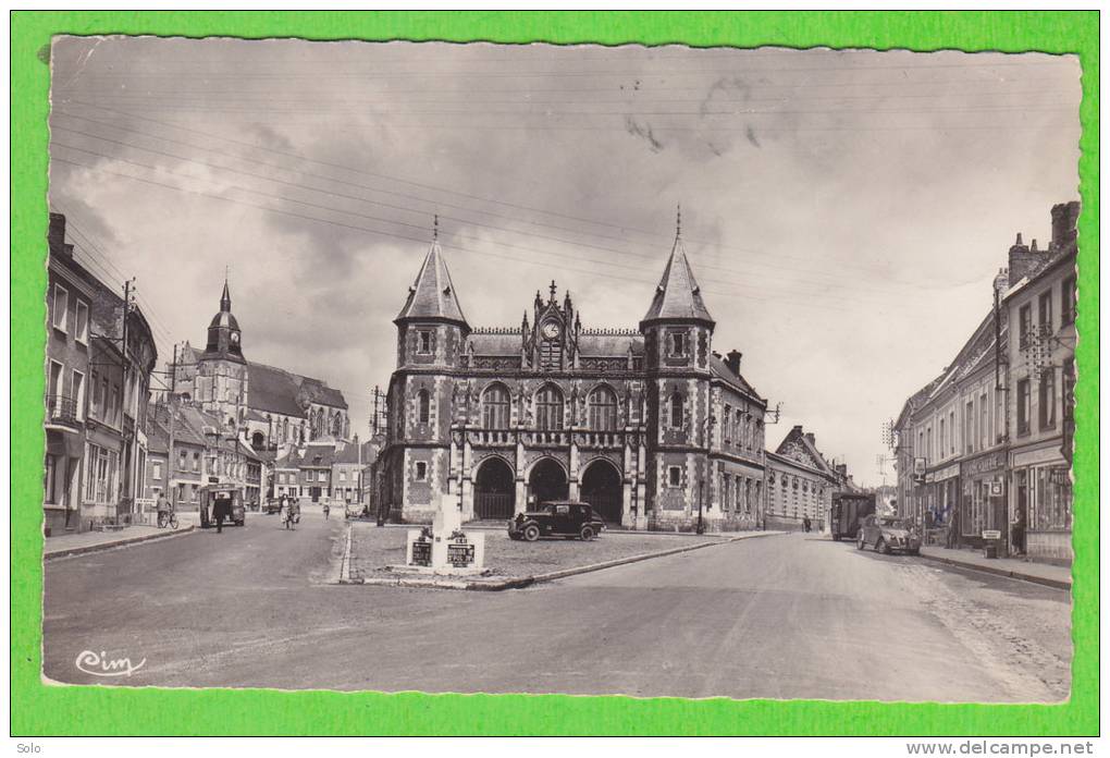 AUXI LE CHATEAU - Place De L'Hôtel De Ville - L'Eglise (Citroên 2CV) - Auxi Le Chateau