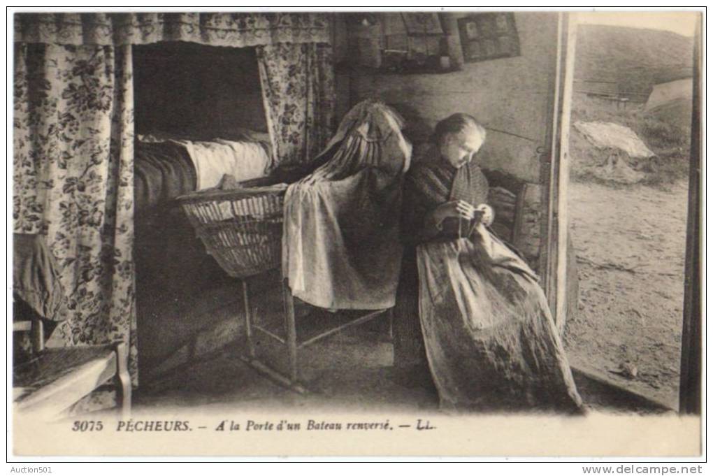 05837g FRANCE - PECHEURS - A La Porte D´un Bateau Renversé - Femme Au Tricot - Pêche