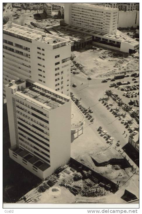 L'Avenue De La République à Casablanca Au Premier Plan L'Immeuble Marhaba 1956 - Casablanca