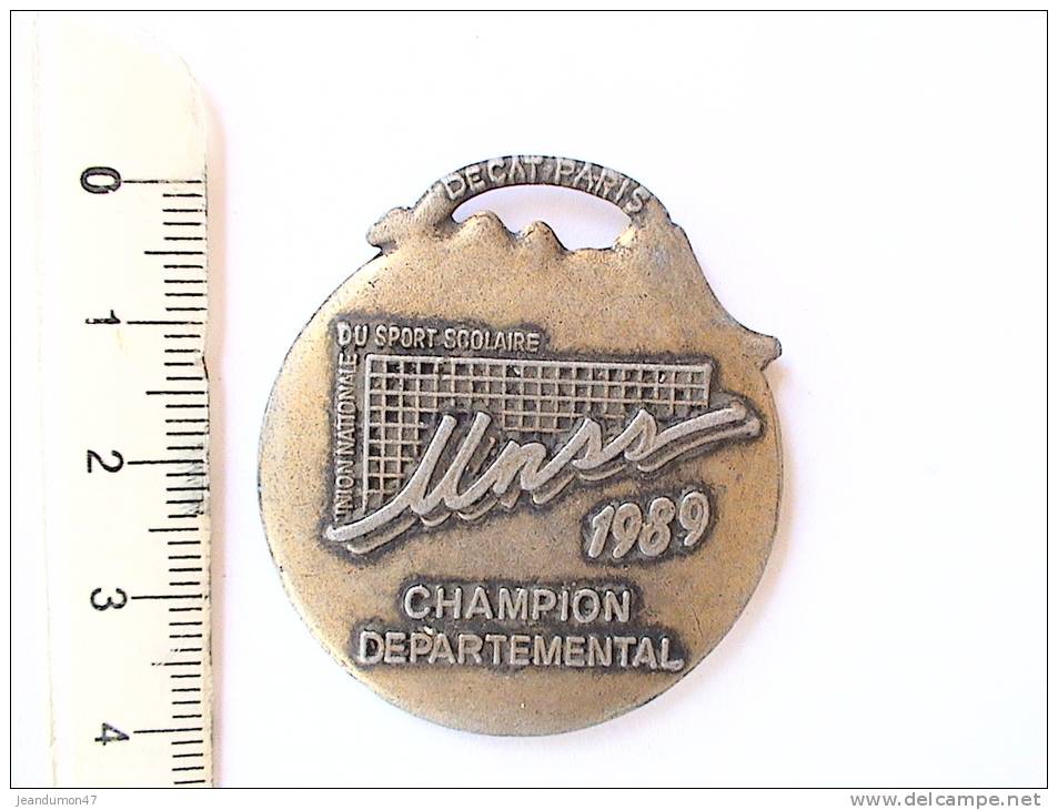 MEDAILLE FOOTBALL - UNSS. CHAMPION DEPARTEMENTAL 1989. - Habillement, Souvenirs & Autres