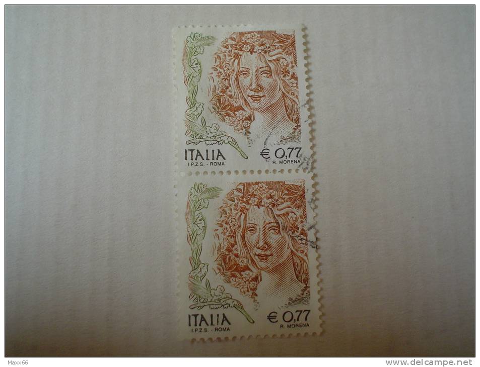 ITALIA REPUBBLICA  - COPPIA USATA - 2002 - DONNA DONNE  NELL'ARTE - FOGLIE COLORATE PER STAMPA SPOSTATA - € 0,77 X 2 - Errors And Curiosities