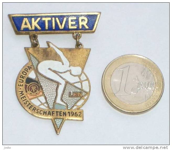 SWIMMING EUROPEAN CHAMPIONSHIPS 1962 Leipzig (Germany) OFFICIAL PARTICIPANT BADGE Pin Natation Natacion Schwimmen Nuoto - Natation