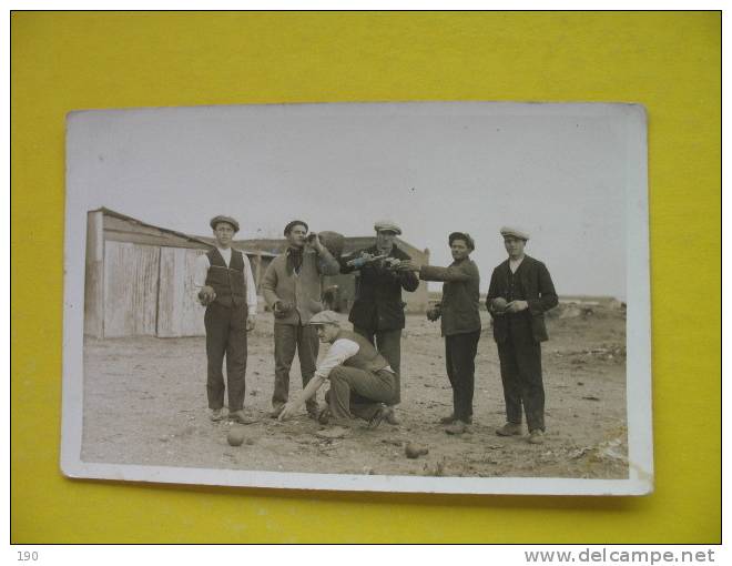 MEN DRINKING AND PLAY BOWLS - Pétanque