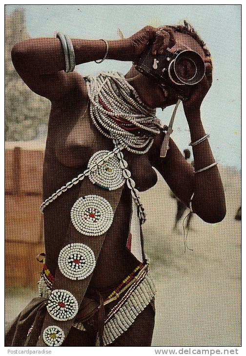 African Girl In Tribal Outfit Topless - Sin Clasificación
