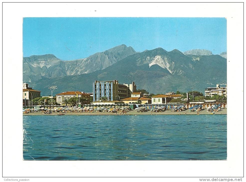 Cp, Italie, Massa, La Marina, Plage Et Alpes Apuane, Voyagée 1977 - Massa