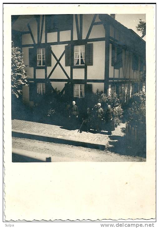 A Situer : Maison En Colombage Et Personnes âgées /Riegelhaus Mit älteren Leuten - A Identifier