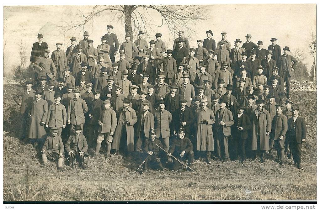 A Situer : Photo  De Groupe Avec Soldats Uniformes 14-18 - A Identifier