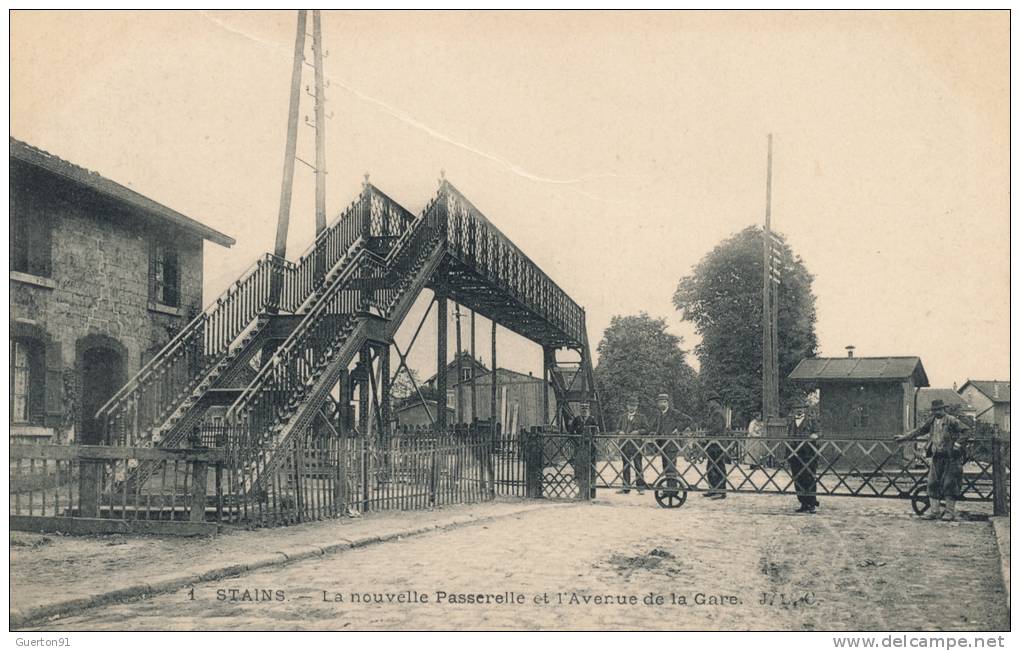 ( CPA 93 )  STAINS  /  La Nouvelle Passerelle Et L' Avenue De La Gare  - - Stains