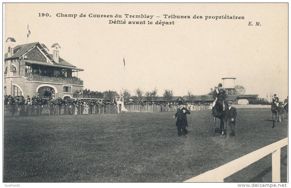 ( CPA 93 )  TREMBLAY  /  Champ De Courses Du Tremblay  -  Tribunes Des Propriétaires - Défilé Avant Le Départ - - Tremblay En France