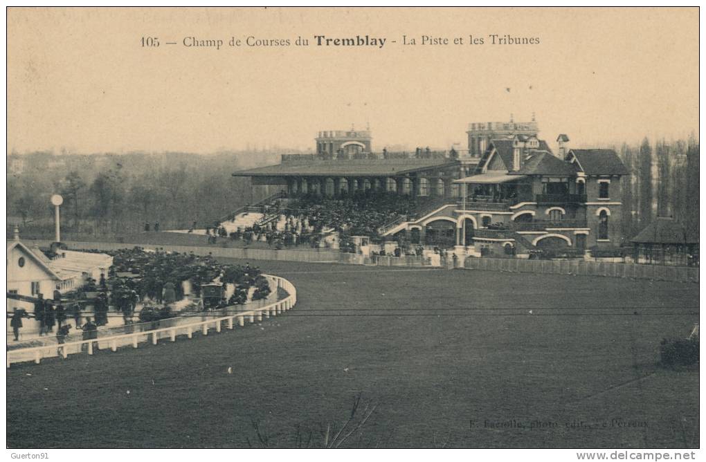 ( CPA 93 )  TREMBLAY  /  Champ De Courses Du Tremblay  -  La Piste Et Les Tribunes - - Tremblay En France