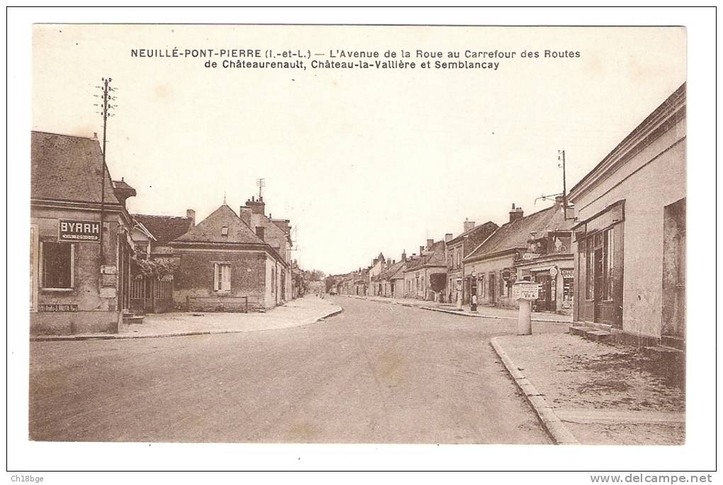 CPA - 37 Indre Et Loire - Neuillé Pont Pierre : Avenue De La Roue Carrefour Rtes Chateauroux Chateau La Vallière Semblan - Neuillé-Pont-Pierre