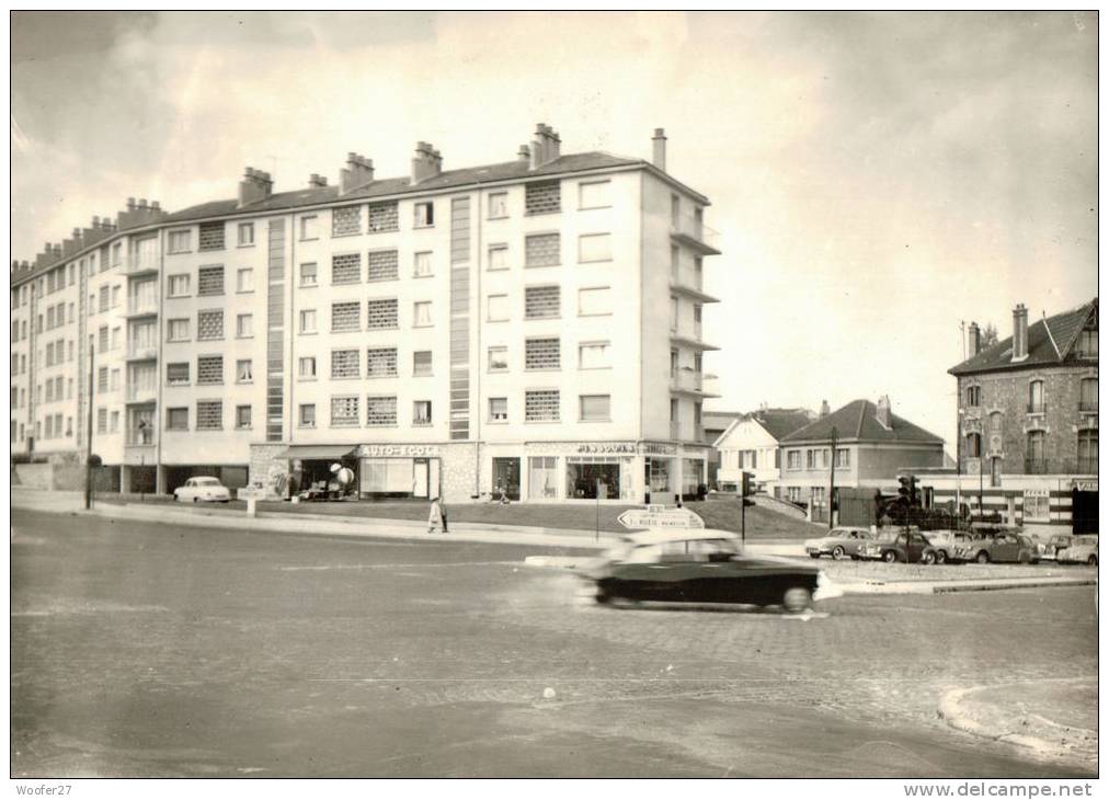 CPSM   SURESNES    Cité Raymond Cosson  Avec Le Tabac Le Chiquito Et L'auto école - Suresnes