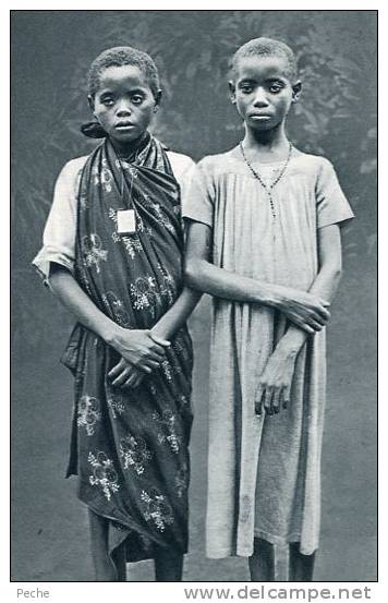 N°22364 -cpa Gabon -deux Fillettes Chrétiennes  (missions Des Pères Du Saint Esprit) - Gabon