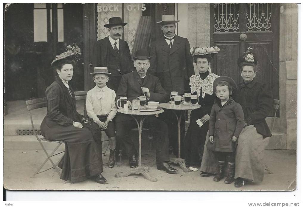 Groupe De Personnes Devant Une Devanture De Café - Carte Photo - Cafés