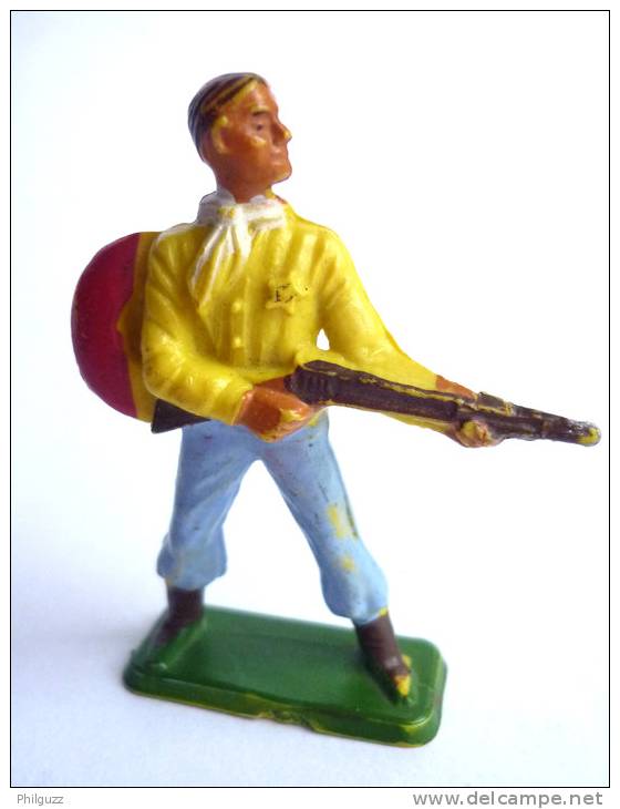 FIGURINE MICHEL ( Starlux ) COWBOY FUSIL A LA HANCHE Marqué En Creux Michel - Starlux