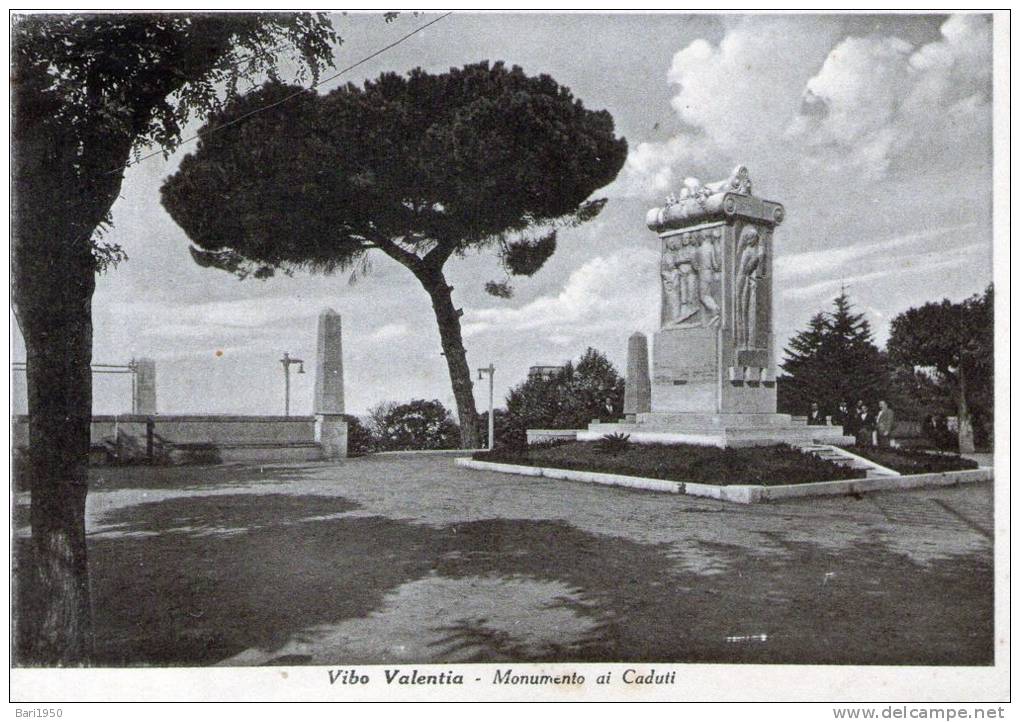 Cartolina  D´epoca     "  Vibo Valentia - Monumento Ai Caduti  " - Vibo Valentia