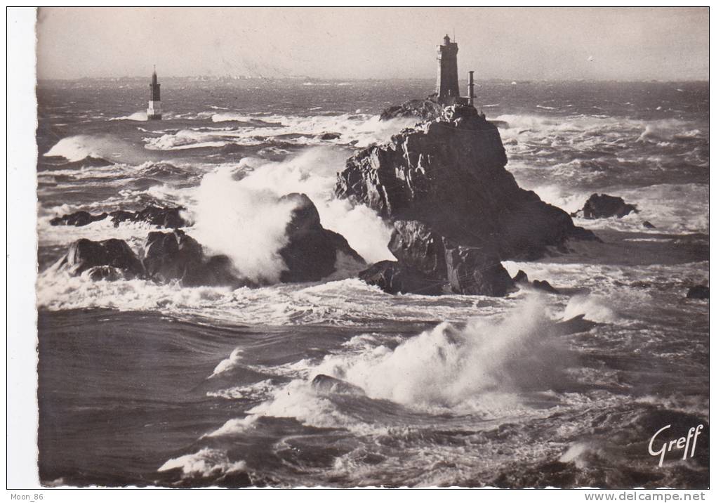 29  - LA POINTE DU RAZ DE SEIN - Tempête Sur Le Phare De La Vieille - La Pointe Du Raz