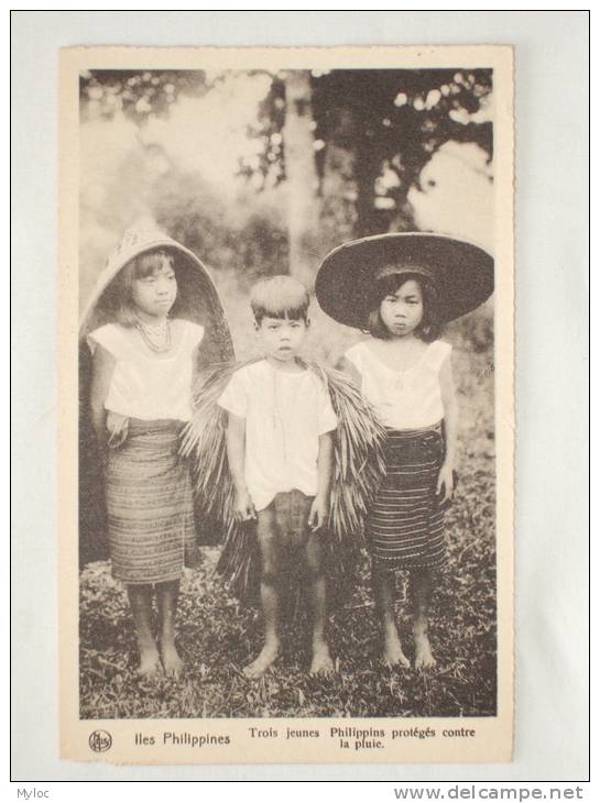 Philippines. Jeunes Philippins Protégés Contre La Pluie. Jonge Filippijnen Met Regenbescherming. - Philippines