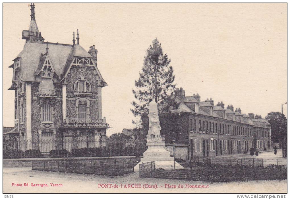 PONT-de-L4ARCHE.  _  Place Du Monument. Animée. Tres Belle Batisse. - Pont-de-l'Arche