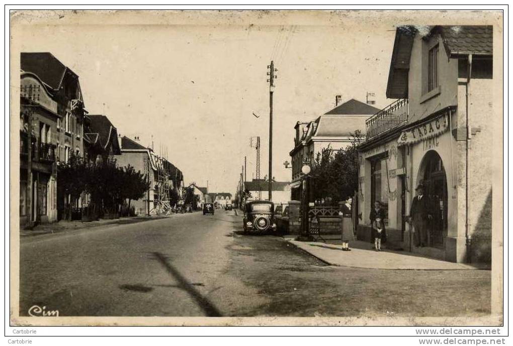 25-SOCHAUX-CPSM-Grand´Rue ,en  L´état -Voiture,Pompe à Essence - Sochaux