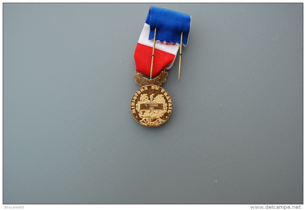 Medaille Du Travail Or 35 Ans Avec Nom Gravé Dans Son Boitier - France