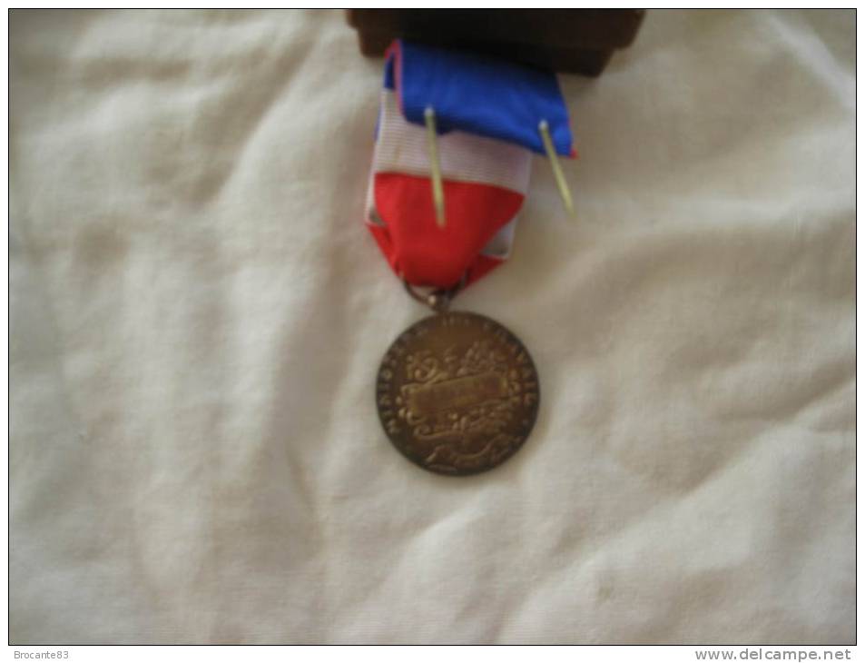 Medaille Du TravailVERMEIL 30 Ans Avec Nom Gravé Dans Son Boitier - France