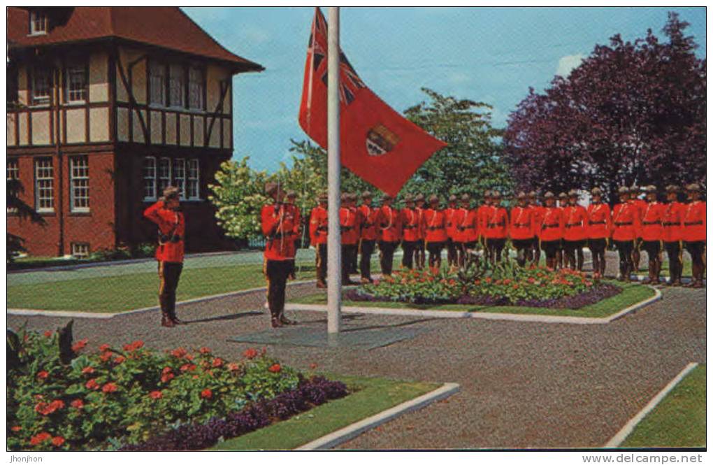 Canada-Postcard-A Troop Of The World Famous Royal Canadian Police Attending The Traditional Raising Of The Flag. - Police - Gendarmerie