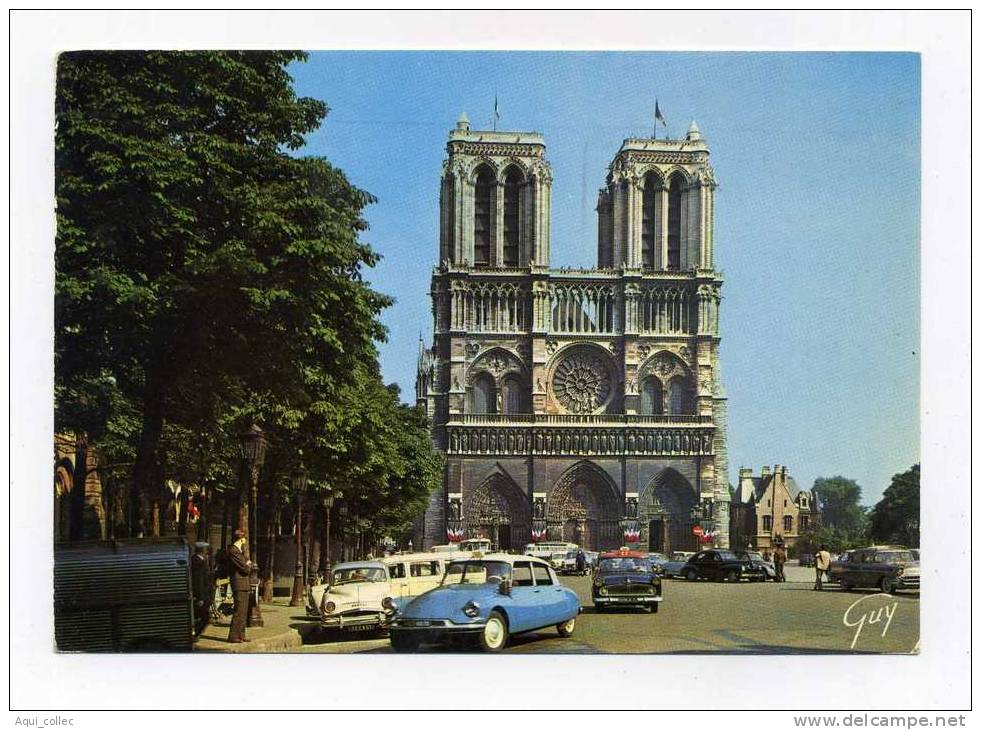 PARIS 75  CATHEDRALE NOTRE DAME AVEC TAXI ET DS CITROEN - Taxis & Huurvoertuigen